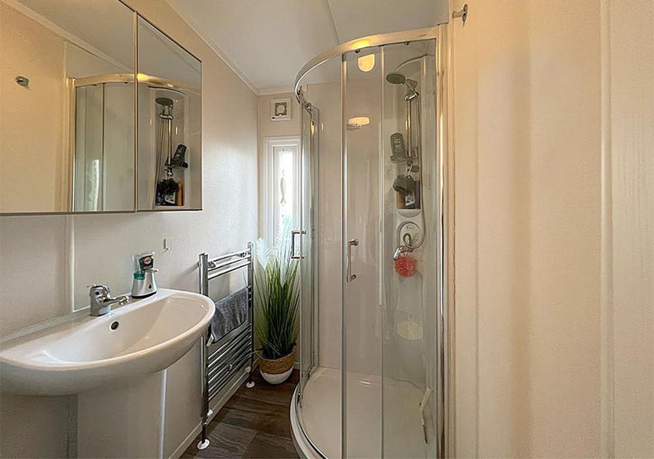 Chalet Am See Lathum Bagian luar foto